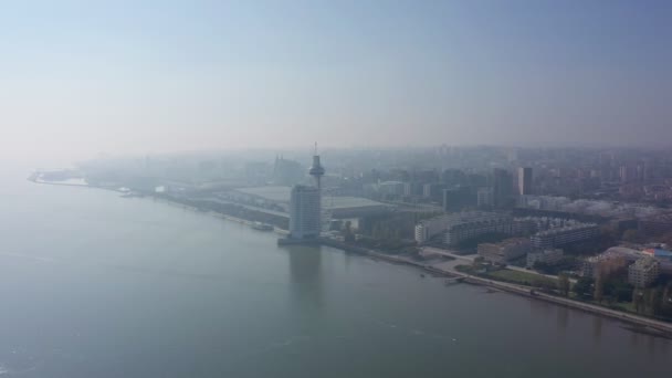 Pemandangan udara Lisbon dan Vasco da Gama Tower, pagi-pagi buta kabut. Sungai Tejo — Stok Video