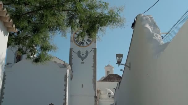 Portugál kápolna, Tavira déli városának templománál. Lövés stabilizátorral. — Stock videók