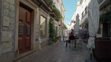 Portekiz 'in güneydeki Tavira kasabasında tarihi geleneksel evlerle dolu sokaklar. Dengeleyiciyle ateş etmek. Portekiz Tavira 10 Nisan 2021 