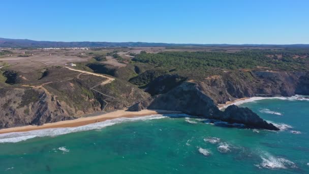 Letecký pohled na portugalské horské pobřeží, Vicentina. Vesnice Aljezur, pláž Vale dos Homens. Sagres — Stock video