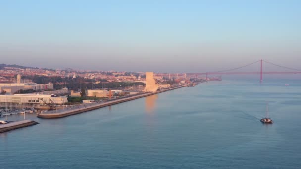 Pemandangan matahari terbenam yang indah menghadap Monumen Portugis untuk Penemuan, Padrao dos Descobrimentos. Belem. April 25 jembatan di latar belakang. — Stok Video