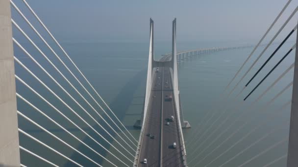 Lisbona, Portogallo, veduta aerea, passando per il centro. del ponte Vasco da Gama, su una bella mattina nebbiosa, durante il traffico automobilistico. — Video Stock