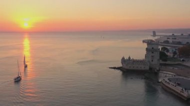 Lizbon, Portekiz, Belem Kulesi 'nin havadan görünüşü, Torre de Belem. Gün batımında Tagus nehrinin kıyısında, nehirde yatlar ve tekneler