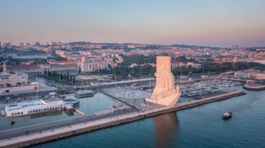 Portekiz Keşifler Anıtı 'na bakan muhteşem gün batımı manzarası Padrao dos Descobrimentos. Belem. Arka planda Jeronimos Kalesi.
