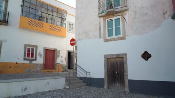 Portugese straten in de zuidelijke stad Tavira, met historische traditionele huizen. Schieten met een stabilisator. — Stockvideo