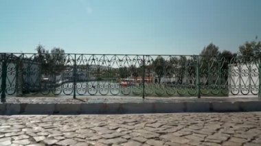Antik Portekiz 'in tarihi kasabası Tavira, Arap köprüsü boyunca yürüyor, Gilao nehri üzerinde kaldırım taşları üzerinde. Dengeleyiciyle ateş etmek.