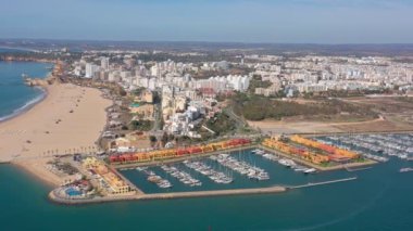 Portimao 'nun turistik kasabasındaki Portekiz marina körfezinin hava manzarası. Lüks turistlerden oluşan yat tekneleri. .