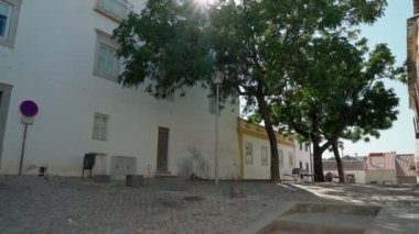 Portekiz 'in güneydeki Tavira kasabasında tarihi geleneksel evlerle dolu sokaklar. Dengeleyiciyle ateş etmek.