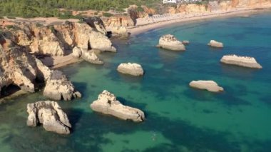 Portimao şehrinin yakınlarındaki Portekiz kayalık plajlarının hoş hava manzarası. Turistlerin geri kalanı için. Algarve.