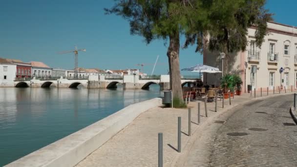 Starobylé portugalské město Tavira, kráčí podél arabského mostu, po řece Gilao na dláždění. Střelba stabilizátorem. — Stock video