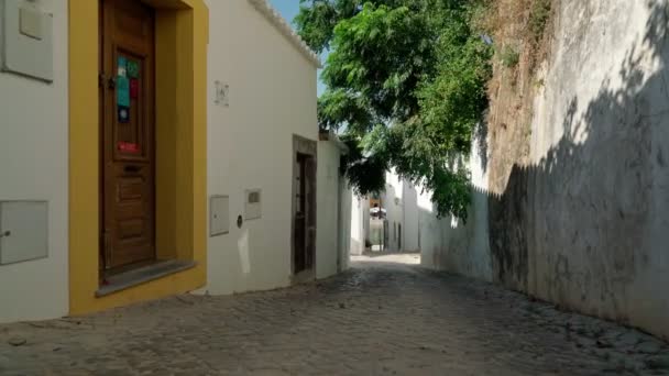 Portugese straten in de zuidelijke stad Tavira, met historische traditionele huizen. Schieten met een stabilisator. — Stockvideo