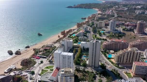 Vacker flygutsikt över den portugisiska södra staden Portimao, över fantastiska stränder och klarblått hav. stadsutsikt över havet. — Stockvideo