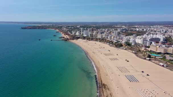 Bella vista aerea della città portoghese meridionale di Portimao, sulle splendide spiagge e il mare cristallino. — Video Stock