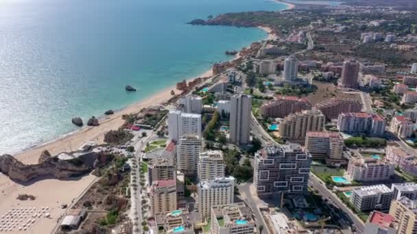 Prachtig uitzicht vanuit de lucht op de Portugese zuidelijke stad Portimao, over de prachtige stranden en de helderblauwe zee. uitzicht op de stad op de zee. — Stockvideo