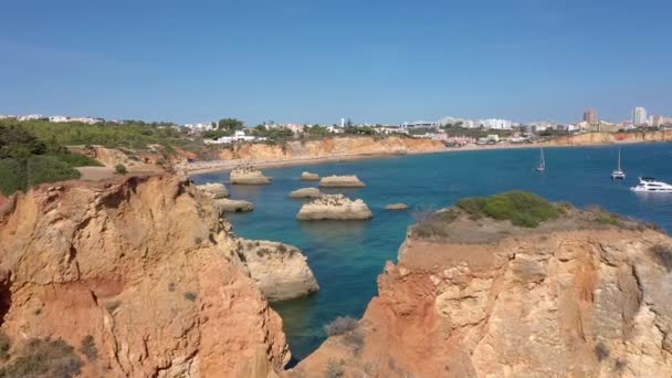 Portimao şehrinin yakınlarındaki Portekiz kayalık plajlarının hoş hava manzarası. Turistlerin geri kalanı için. Algarve. — Stok video