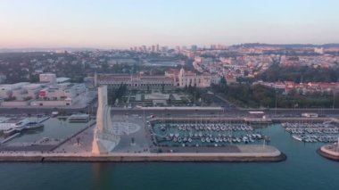 Portekiz Keşifler Anıtı 'na bakan muhteşem gün batımı manzarası Padrao dos Descobrimentos. Belem. Arka planda Jeronimos Kalesi.