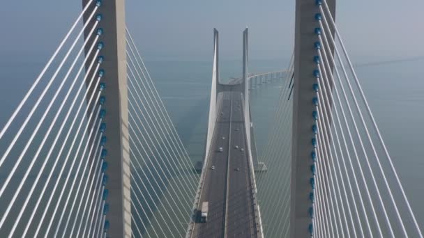 Lissabon, Portugal, uitzicht vanuit de lucht, oversteken in het centrum. van de Vasco da Gama brug, op een mistige mooie ochtend, tijdens het autoverkeer. — Stockvideo