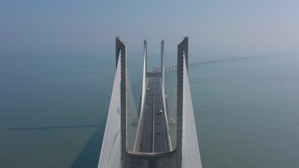 Lizbon, Portekiz, Vasco da Gama köprüsünün hava görüntüsü, sisli güzel bir sabah, araba trafiği sırasında. — Stok video