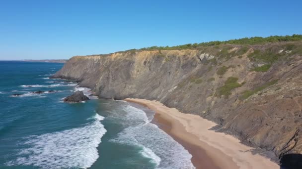 Vista aérea da costa montanhosa portuguesa, Vicentina. Aljezur, praia Vale dos Homens. Sagres. — Vídeo de Stock