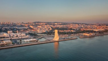 Portekiz Keşifler Anıtı 'na bakan muhteşem gün batımı manzarası Padrao dos Descobrimentos. Belem. Arka planda Jeronimos Kalesi.