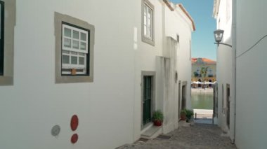 Portekiz 'in güneydeki Tavira kasabasında tarihi geleneksel evlerle dolu sokaklar. Dengeleyiciyle ateş etmek.