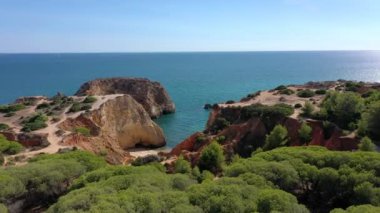 Portimao şehrinin yakınlarındaki Portekiz kayalık plajlarının hoş hava manzarası. Turistlerin geri kalanı için. Algarve.