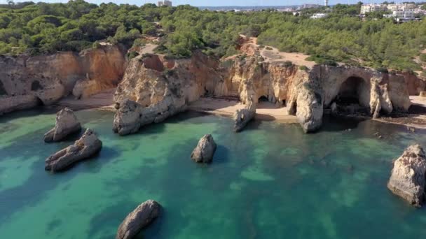 Nádherný letecký výhled na portugalské skalnaté pláže v blízkosti města Portimao. Pro zbytek turistů. Algarve. — Stock video