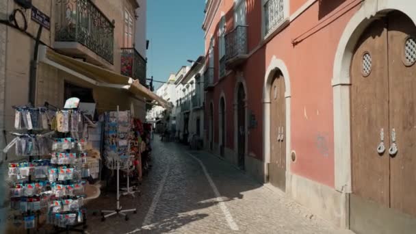 Португальские улицы в южном городе Тавира, с историческими традиционными домами. Стрельба стабилизатором. Португалия Тавира 10 апреля 2021 года — стоковое видео