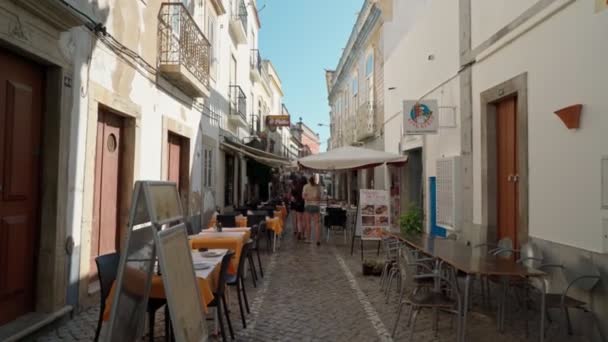 Calles portuguesas en la ciudad sureña de Tavira, con casas históricas tradicionales. Disparo con un estabilizador. Portugal Tavira 10 abril 2021 — Vídeo de stock