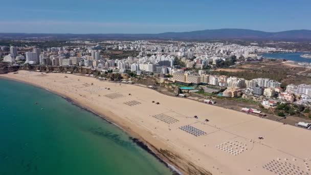 아름다운 해변 과맑고 푸른 바 다 위에 있는 포르투갈 남부 도시 포르 티 마오의 아름다운 공중 풍경. — 비디오