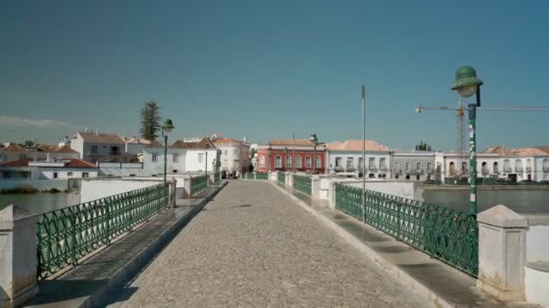 Die alte historische portugiesische Stadt Tavira, spaziert entlang der arabischen Brücke, über den Fluss Gilao auf dem Kopfsteinpflaster. Schießen mit einem Stabilisator. — Stockvideo
