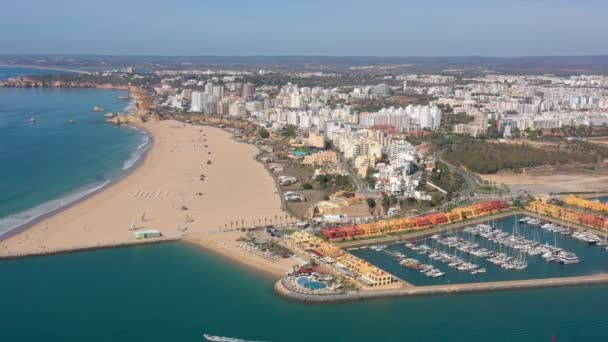 Vista aérea da baía da marina portuguesa, na cidade turística de Portimão, iates de turistas de luxo . — Vídeo de Stock