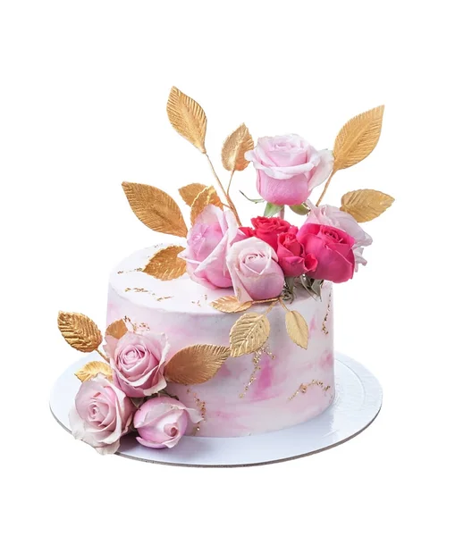 黄金の葉で飾られたバラの花で繊細なお祝いのピンクのケーキ。白い背景に隔離された. — ストック写真