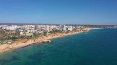 Portekiz 'in güney şehri Portimao' nun büyüleyici plajları ve açık mavi denizin üzerindeki güzel hava manzarası..