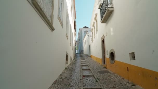 Portugisiska gator i den södra staden Tavira, med historiska traditionella hus. Skjutning med stabilisator. — Stockvideo