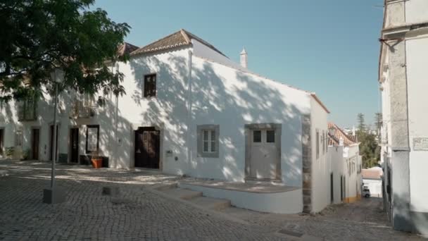 Portekiz 'in güneydeki Tavira kasabasında tarihi geleneksel evlerle dolu sokaklar. Dengeleyiciyle ateş etmek. — Stok video