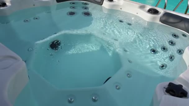 Terapeutisk pool, hydromassagebadkar i spasalongen, med bubblor och klart vatten, närbild. — Stockvideo