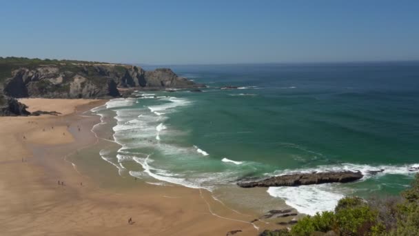 Filmar la hermosa bahía en la ciudad portuguesa de Odeceixe en el verano con los turistas en la playa. — Vídeos de Stock