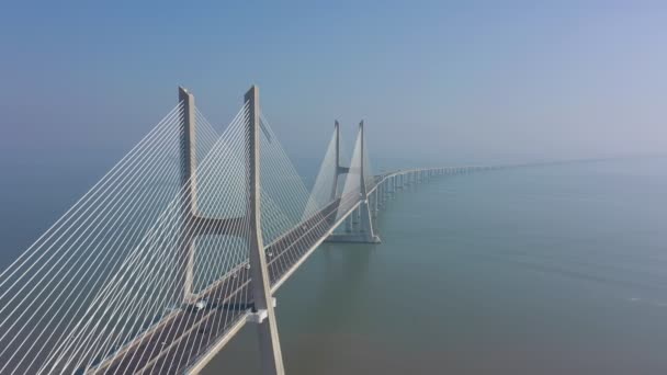 Lizbon, Portekiz, Vasco da Gama köprüsünün hava görüntüsü, sisli güzel bir sabah, araba trafiği sırasında. — Stok video