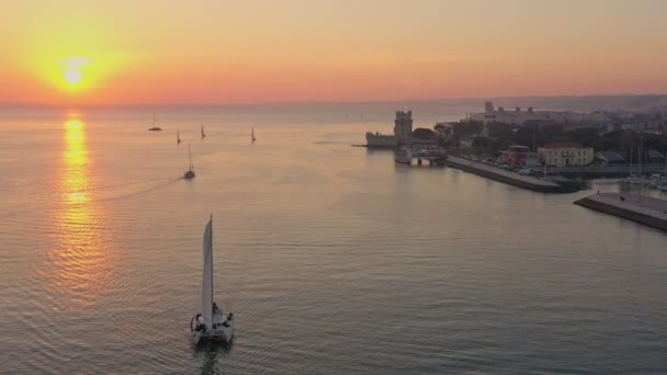 葡萄牙里斯本，Belem塔的航拍，Torre de Belem 。夕阳西下时，在塔古斯河边，有游艇和小船在河边 — 图库视频影像