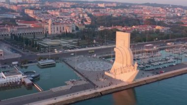 Portekiz Keşifler Anıtı 'na bakan muhteşem gün batımı manzarası Padrao dos Descobrimentos. Belem. Arka planda Jeronimos Kalesi. 