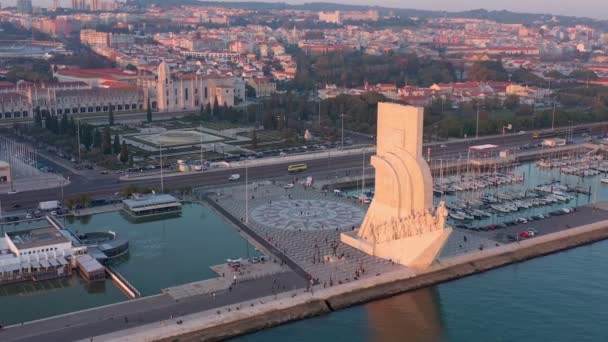 Underbart solnedgångslandskap med utsikt över det portugisiska upptäcktsmonumentet, Padrao dos Descobrimentos. Belem här. Jeronimos slott i bakgrunden. — Stockvideo