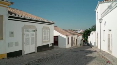 Portekiz 'in güneydeki Tavira kasabasında tarihi geleneksel evlerle dolu sokaklar. Dengeleyiciyle ateş etmek.