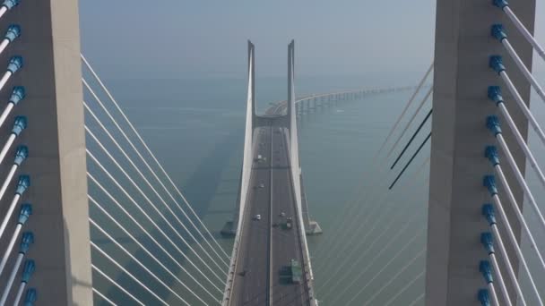 Lizbon, Portekiz, hava manzaralı, ortadan geçiyor. Vasco da Gama köprüsünde, sisli bir sabah, araba trafiği sırasında. — Stok video