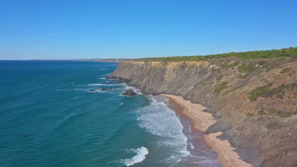 Vue aérienne du littoral de montagne portugais, Vicentina. Village d'Aljezur, plage Vale dos Homens. Sagres — Video