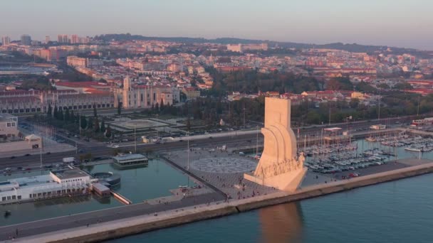 Underbart solnedgångslandskap med utsikt över det portugisiska upptäcktsmonumentet, Padrao dos Descobrimentos. Belem här. Jeronimos slott i bakgrunden. — Stockvideo