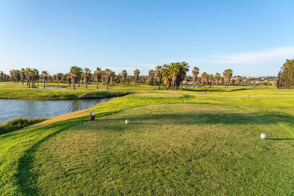 Modernos campos de golf para turistas con estanques claros y palmeras para la relajación y el golf. Albufeira, Algarve —  Fotos de Stock
