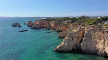 Portimao şehrinin yakınlarındaki Portekiz kayalık plajlarının hoş hava manzarası. Turistlerin geri kalanı için. Algarve.