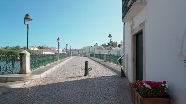 葡萄牙古老的历史名城塔维拉，沿着阿拉伯桥，在吉劳河上的鹅卵石上行走。用稳定器射击. — 图库视频影像