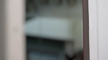 Adam bir anahtarla kapıyı açar ve giriş çıkış için kapıyı açar. Yakın plan. Konforlu mahremiyet ve güvenlik kavramı.